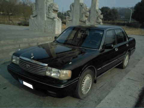 小伙1万块买下一辆豪车, 开回去邻里都说好, 100码稳稳的