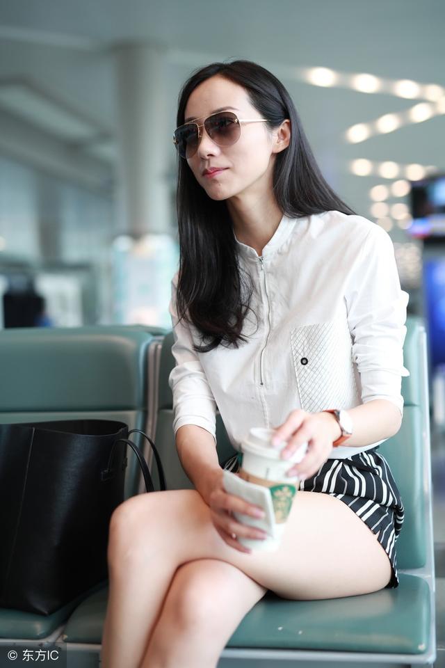 韩雪机场照素颜有教养,李小璐摆拍太尴尬,网友