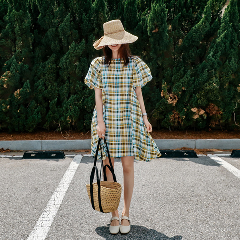 女人骨子里透出的优雅,从一款法式连衣裙开始