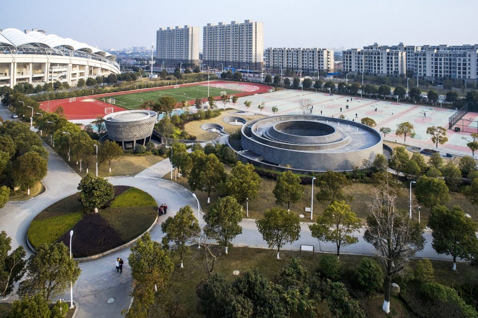 苏州震泽中学天文公园，建筑师在其中间部位设置了圆形空庭_新浪看点