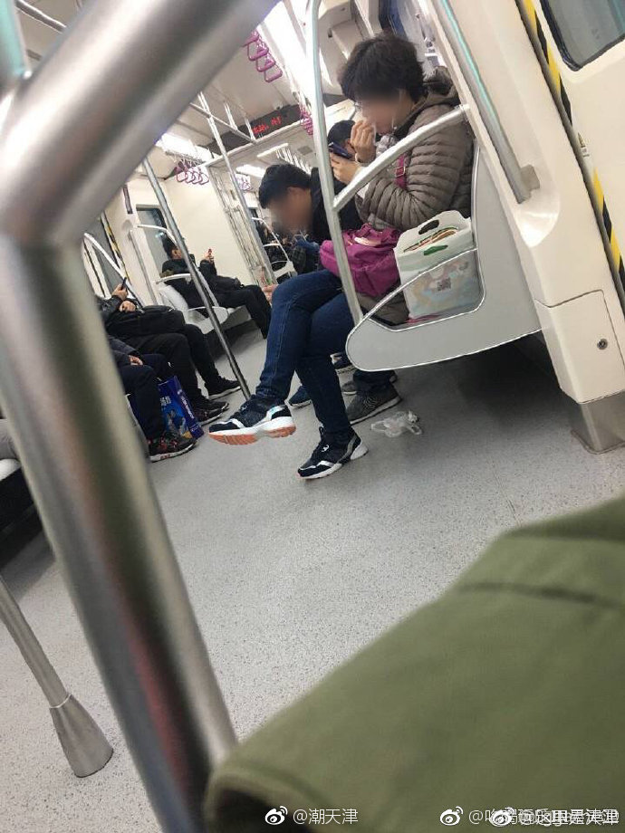 @Eggache00  捕捉一个在地铁上吃完了往座位底下扔垃圾的女士