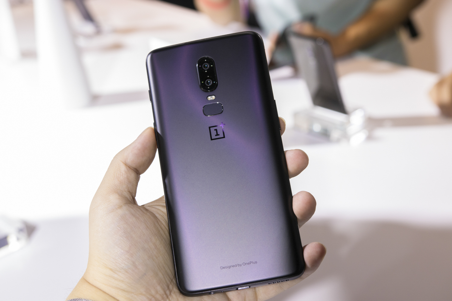 藏在西装下的猛兽 一加手机 6 发布会现场上手