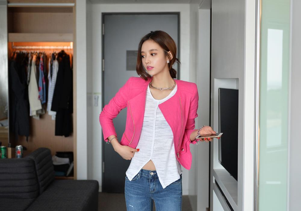 孙允珠 粉色夹克加破洞牛仔裤 搭配的这个白色