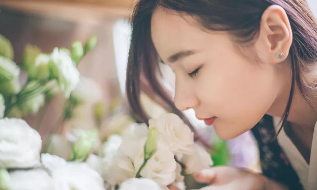 和女生聊暧昧的话题?摸女生前排图片
