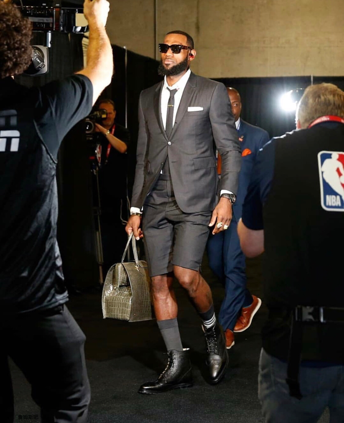 NBA总决赛G1,詹姆斯以西装短裤的搭配进入球