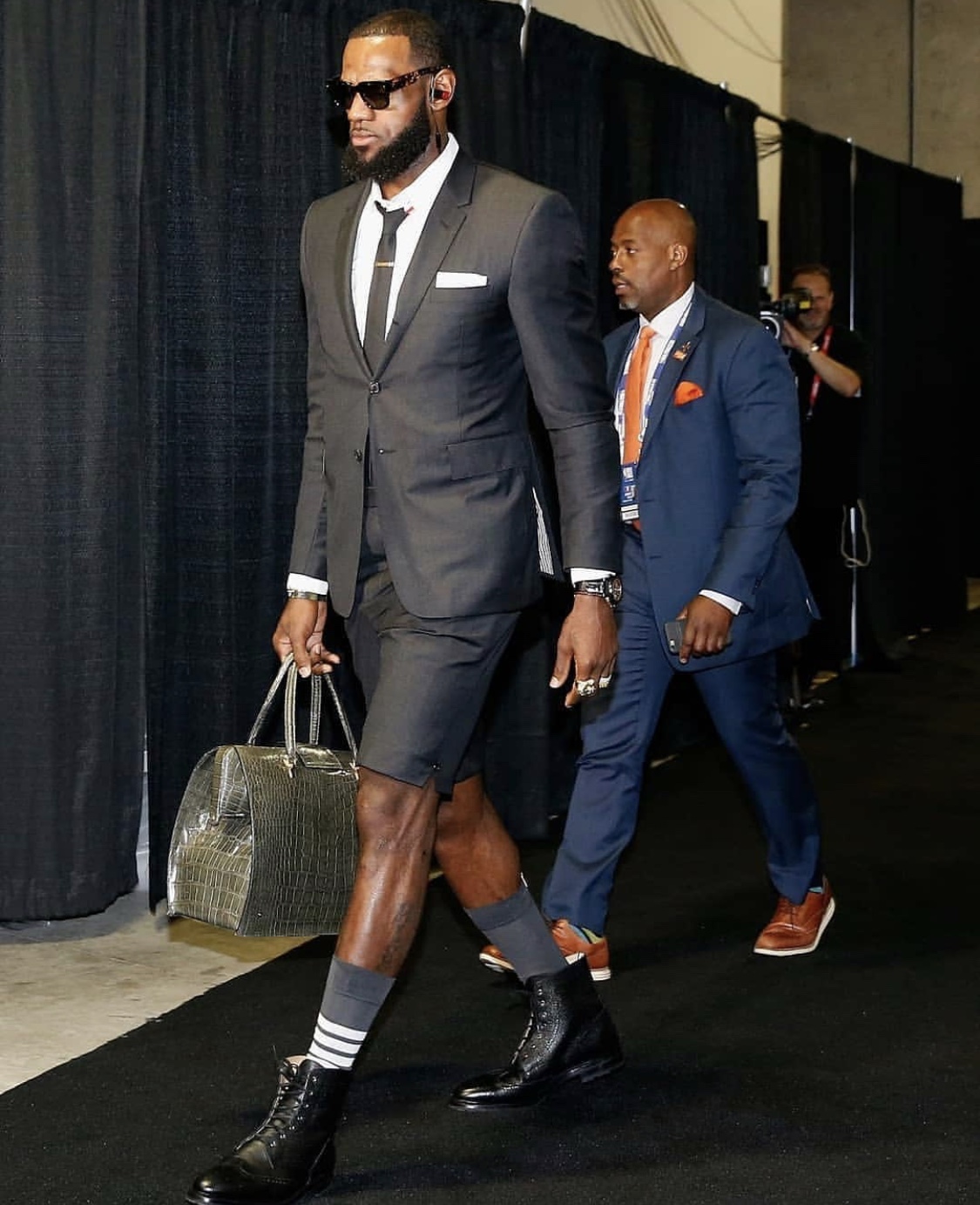 NBA总决赛G1,詹姆斯以西装短裤的搭配进入球