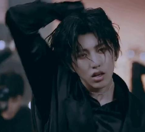 蔡徐坤最新MV舞蹈动作被吐槽,网友:不是天才,