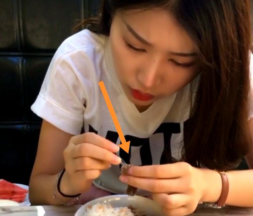 女子到饭店吃饭,当店主端上来饭菜,女子当场决定报警