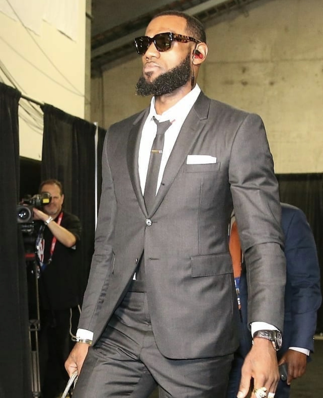 NBA总决赛G1,詹姆斯以西装短裤的搭配进入球