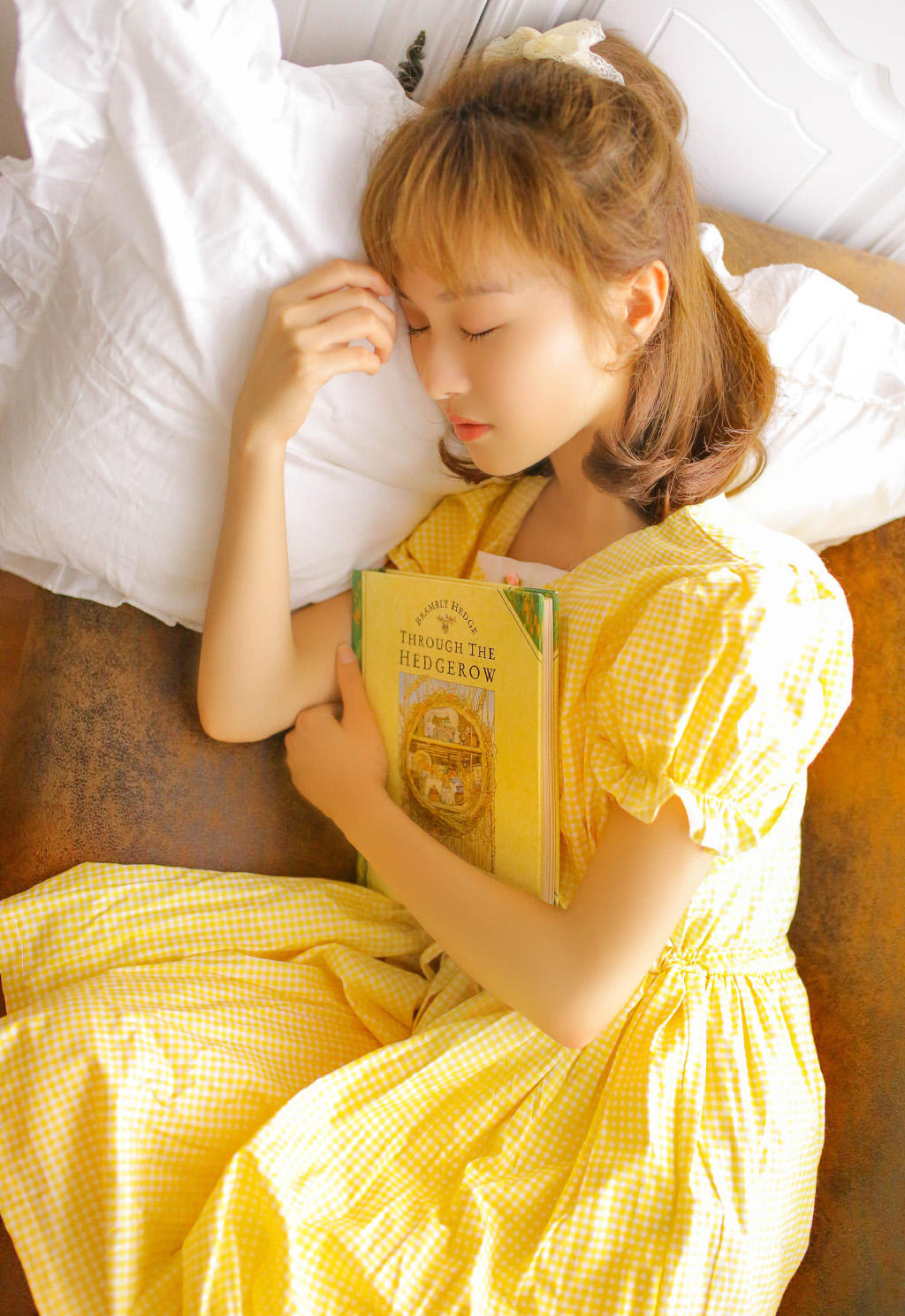 极品尤物美女,穿着黄裙露出白细长腿