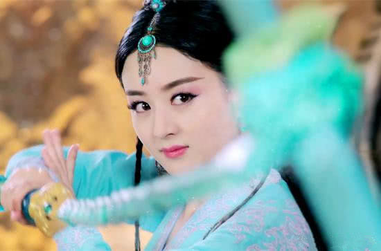 古装剧中女星用鞭子做武器,赵丽颖尽显霸气,