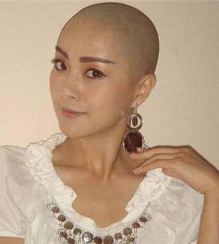 演戏不惜剃光头的她, 35岁闪婚大12岁丈夫, 今43岁终于坐拥豪车!