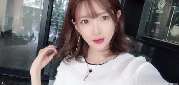 女主播为了比赛排名,不仅在直播拍卖私房写真