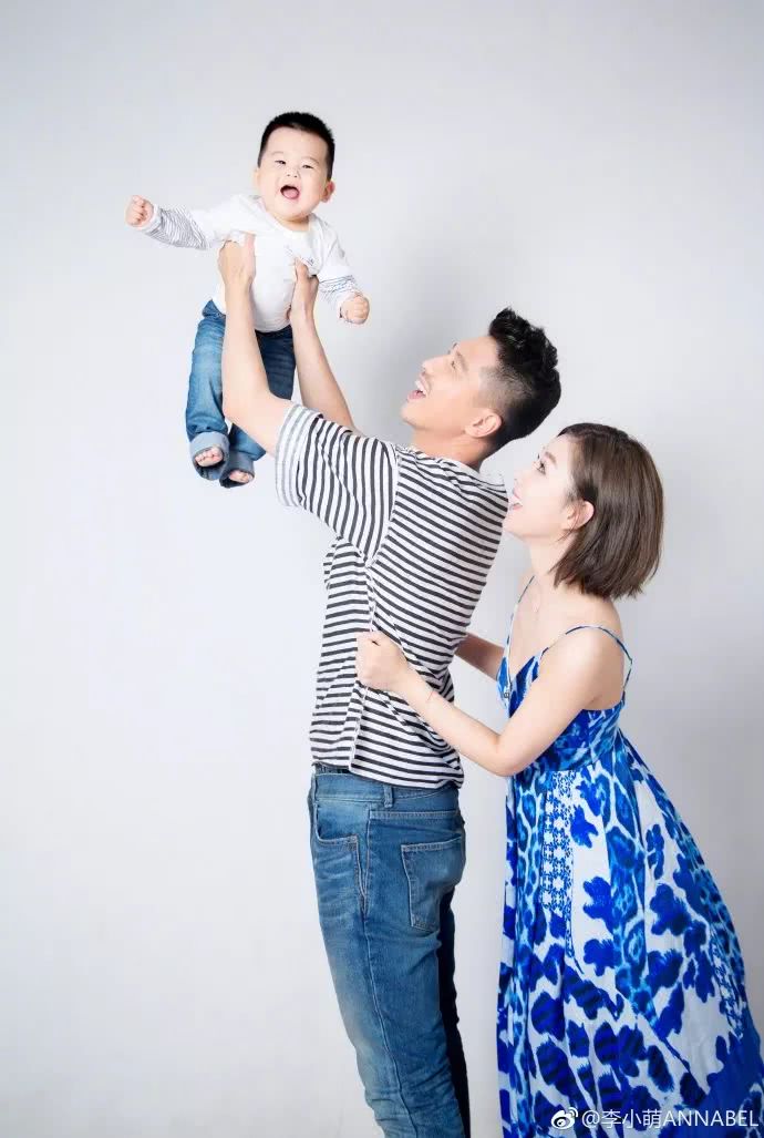 李小萌王雷520晒全家福 一家三口甜蜜互动温馨幸福超有爱