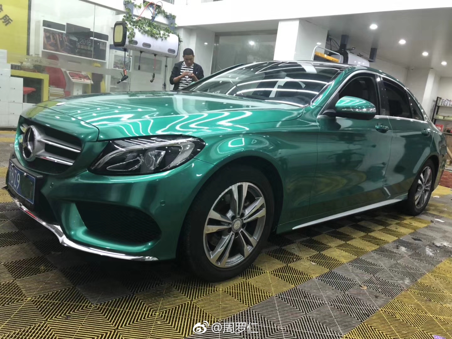 奔驰车身改色膜呗电光金属祖母绿施工完成，看效果