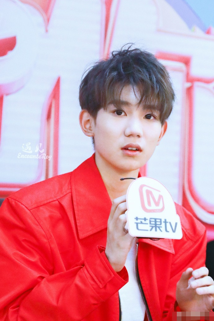 王源穿红色衣服的照片