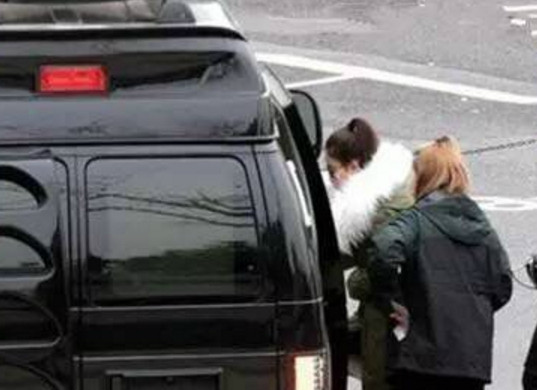 2018年最火热的4位明星开什么车,胡歌牧马人