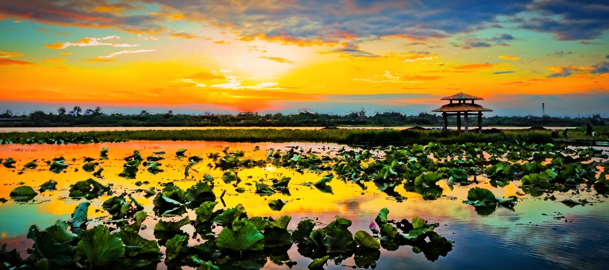 不管人间是与非,白云流水自相依。一瓢挂树傲