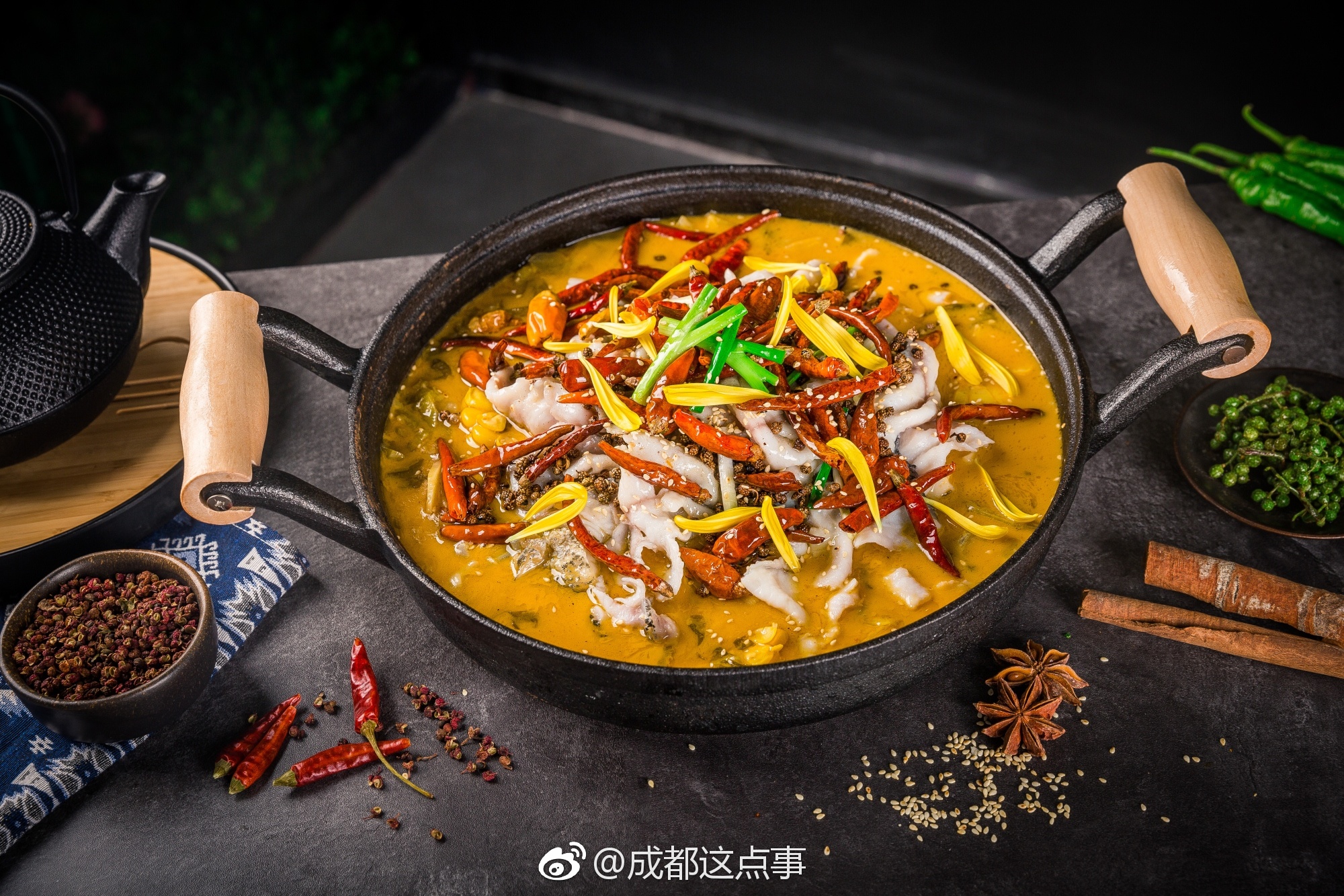 强烈安利这家山城外老坛酸菜鱼，鱼几乎没有刺，一共有三种味道