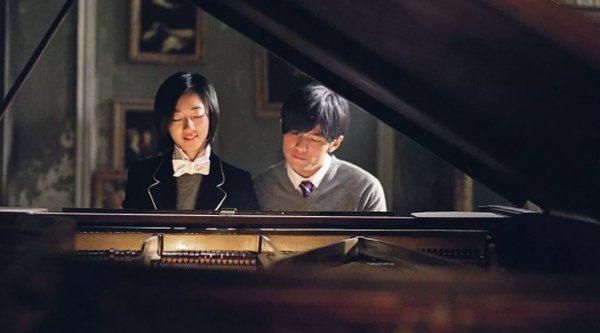 成龙弹钢琴,周星驰弹钢琴,周杰伦弹钢琴,差距只