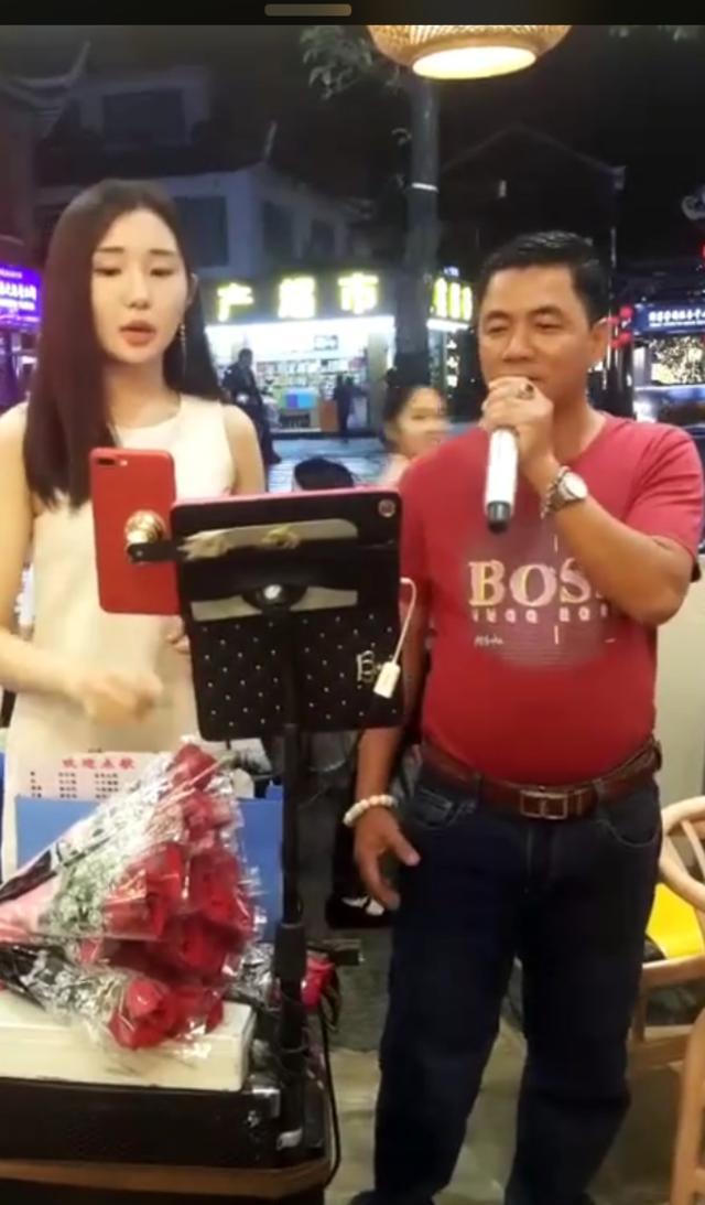 偶遇小张曼玉在阳朔西街夜市唱歌了！