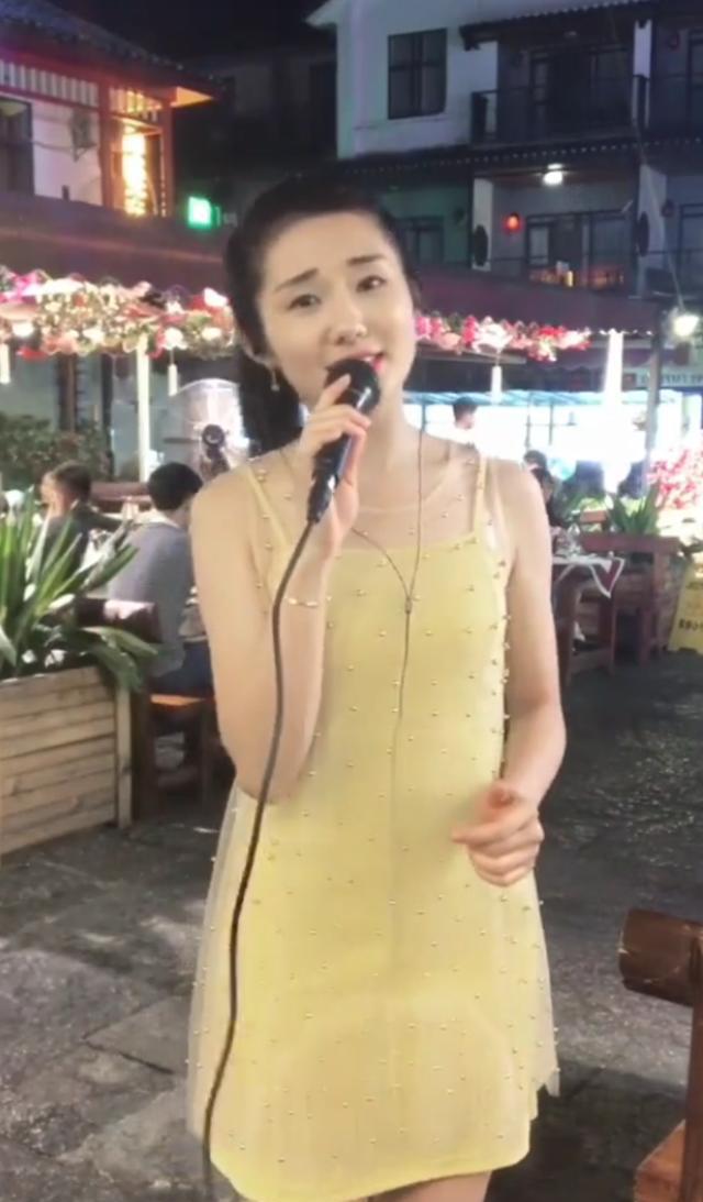 偶遇小张曼玉在阳朔西街夜市唱歌了！