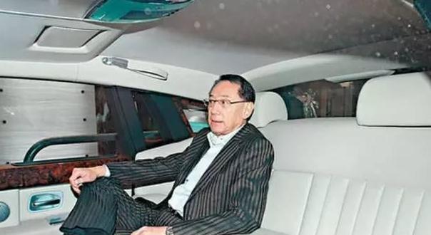 他从欠债3亿到身价百亿, 花1300万买车牌, 今宁可走路也不坐奔驰