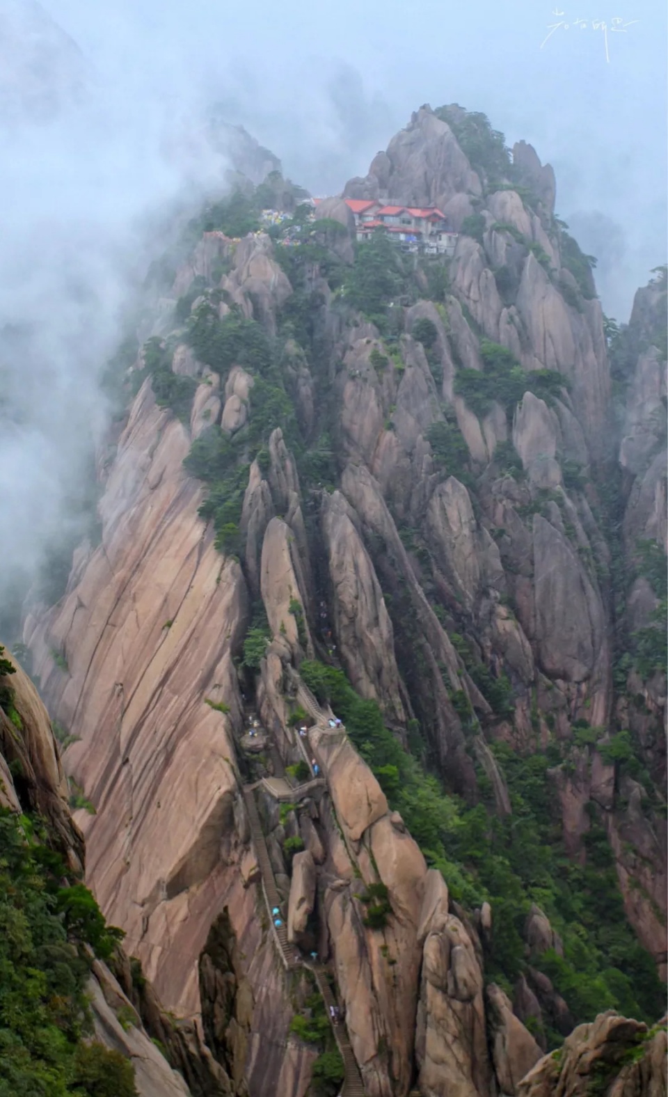 黄山有七十二峰,主峰莲花峰海拔1864米, 莲花峰与光明顶,天都峰并称