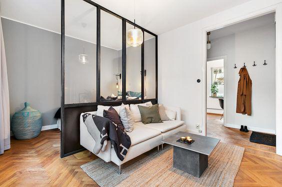 小型开间不会装?只要将床抬高30公分,上面睡觉