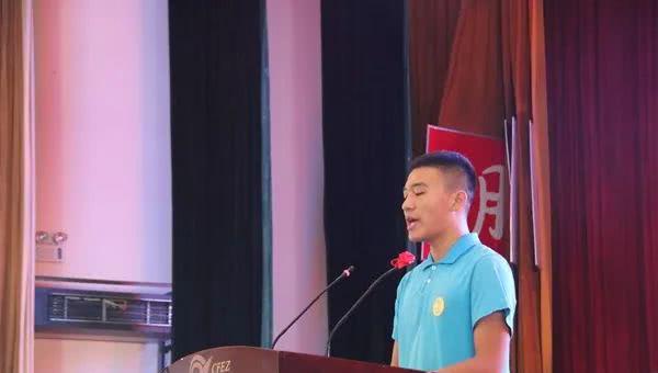 中学：赤峰二中隆重举行2018级高一新生开学典礼