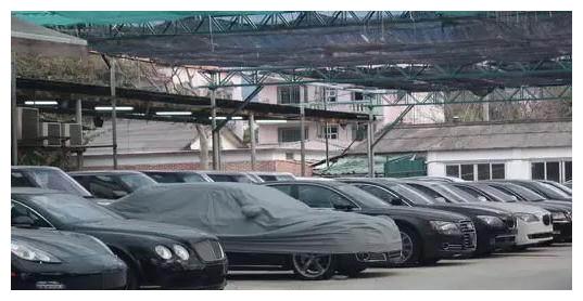 中国土豪最爱的二手车市场，里面雅阁论斤卖，路虎用胶水粘！