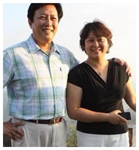 66岁唐国强近照，前妻离世与女儿产生的心结，如今原因终于解开