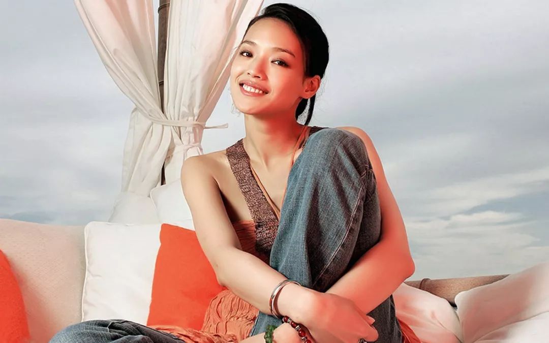 为什么章子怡比杨幂、刘亦菲大七八岁,整体状