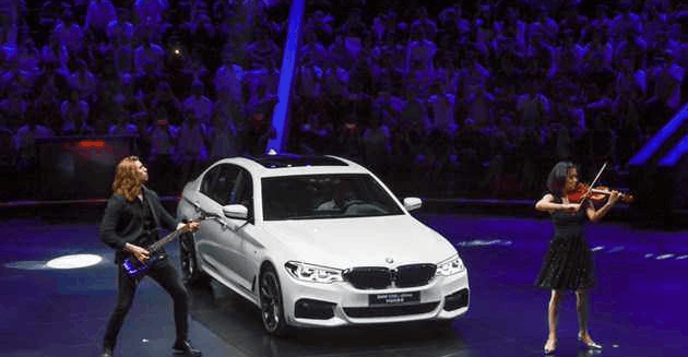 新一代宝马5系LI, 颜值配置均已升级, 与A6l难分伯仲!