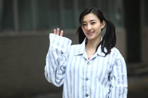 王丽坤：六岁打老师，十岁被烫伤继续念书，素颜女神的疯癫人生