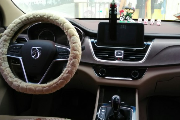 小姨刚买了起亚K3，见我提了这车回来，试驾完想和我换车开！