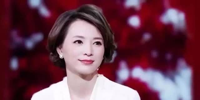 她是董卿的接班人,因泳衣滑落名声大噪,一句话