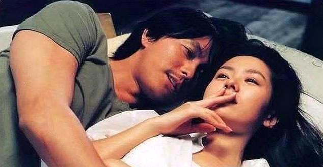 卖内衣女与快递员吻戏_快递员卡通图片(2)