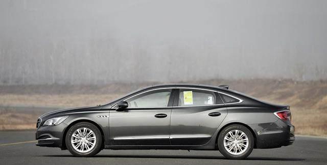 新款君越内部采用了大面积的实木纹板进行装饰, 豪华感绝对杠杠的