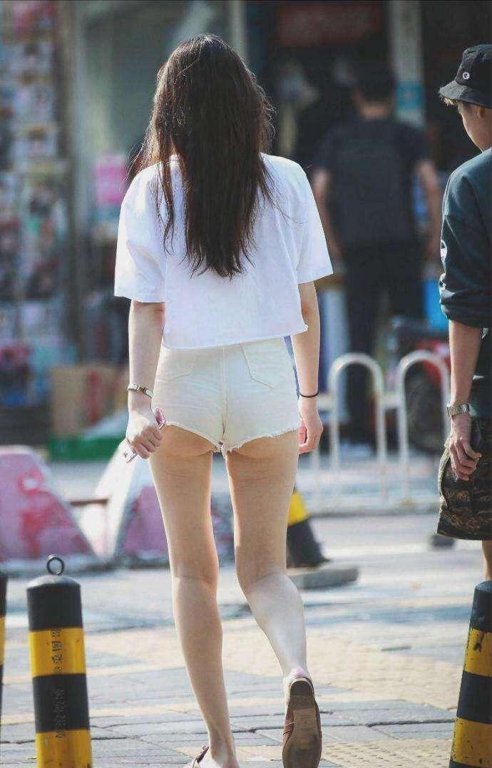 路人街拍 小姐姐你的小热裤太短啦, 再怎么拉也掩盖不住的