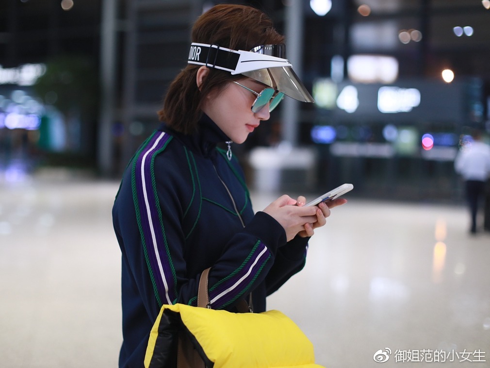 景甜现身上海机场 包臀裙配打底裤另类时尚