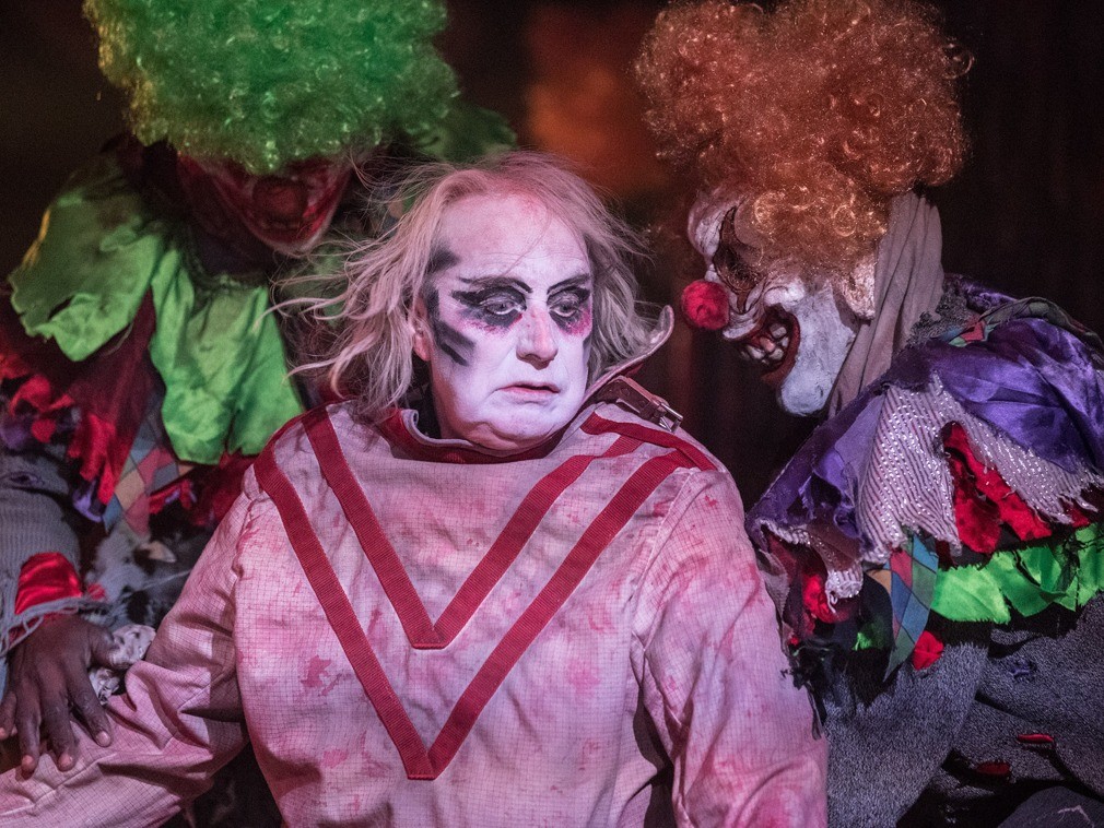 走进世界最恐怖马戏团幕后 演员彩排诡异舞蹈