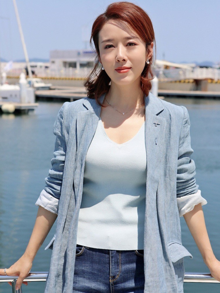 最美嫦娥颜丹晨身穿深V礼服秀身材