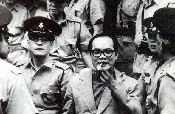 香港毒枭教父,黑白两道勾结,江湖风光时娶寡妇