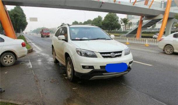 10万比亚迪撞起亚，看到车况后，网友直呼：公路坦克竟然输了！