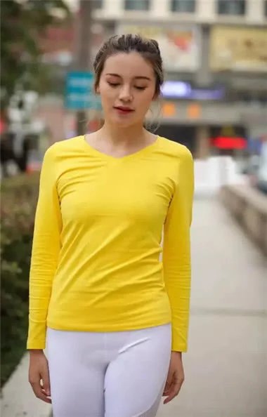 街拍:身穿白色紧身裤的小姐姐凹凸有致,一个优