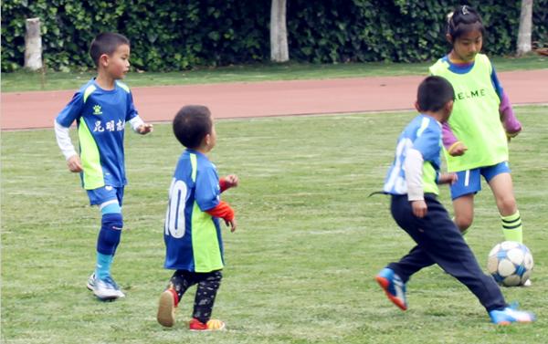 昆明少儿足球训练日志(三)交叉传接球 拉开跑位