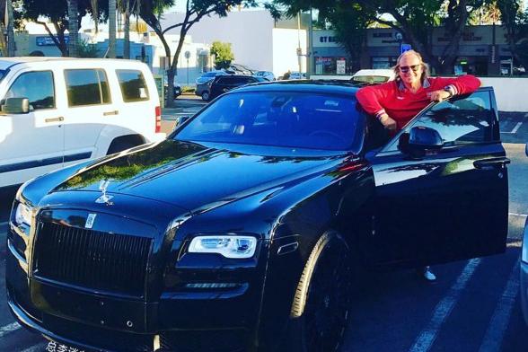 55岁富豪征婚，2000名美女去应征，家里豪车云集，宝马跑车算一般