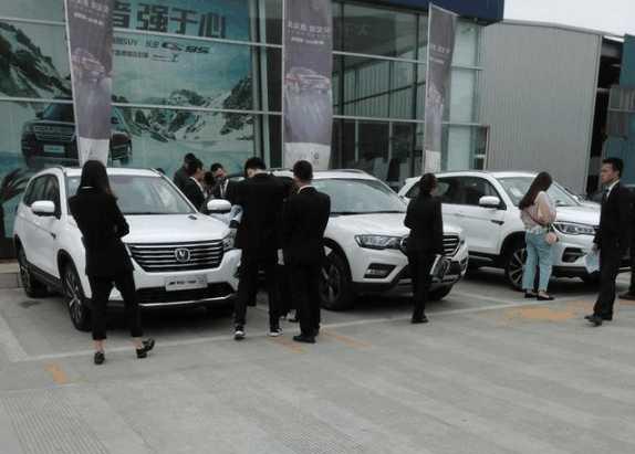 国内首台新款长安CS75到店, 百公里油耗降0.9L, 比博越H6还便宜