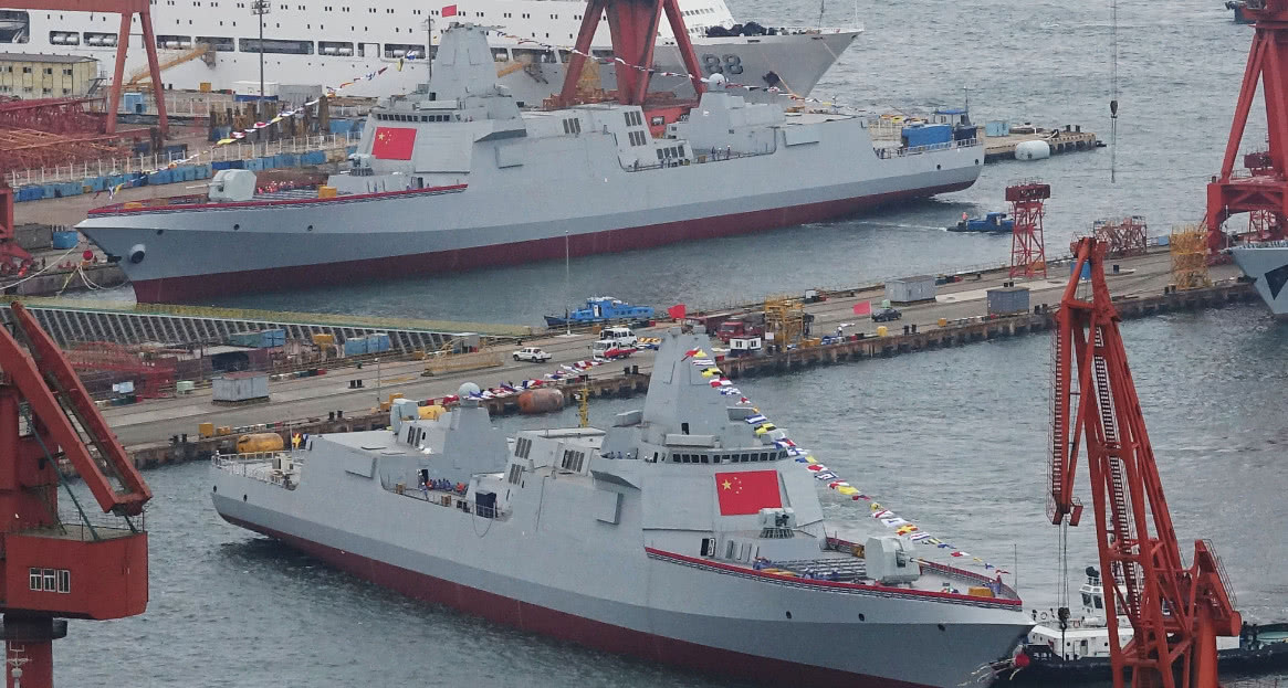 两艘055型万吨级大驱下水!中国两艘航母喜迎四艘"带刀护卫"